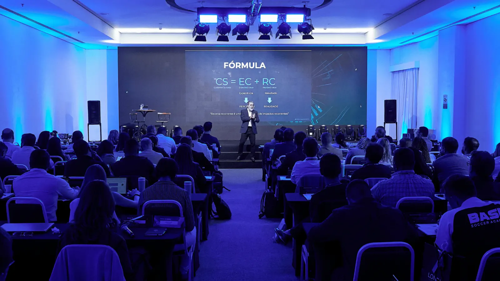 Márcio Giacobelli palestrando para plateia de empresários